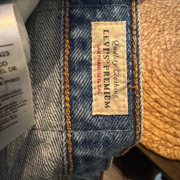 Levi’s high rise distressed Jean short size 28 like new condition - Picture 8 of 8